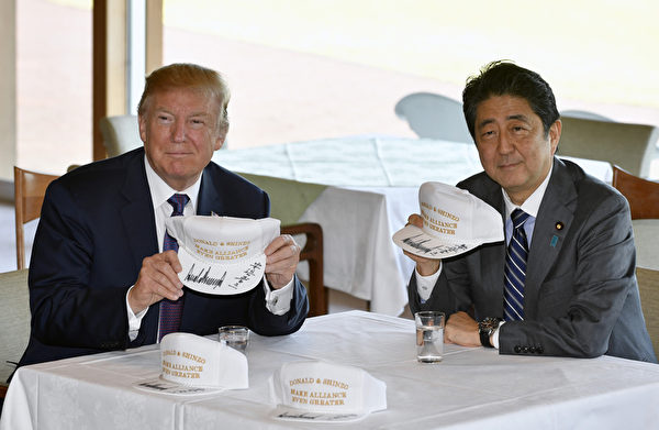 美國總統川普（特朗普）伉麗11月5日訪問日本，日本首相安倍晉三安排兩人一起打高爾夫球和進餐，向外界展現兩國堅定的盟友關係和密切的私人關係。圖為兩人在高爾夫球俱樂部交換簽名帽。(FRANCK ROBICHON/AFP)