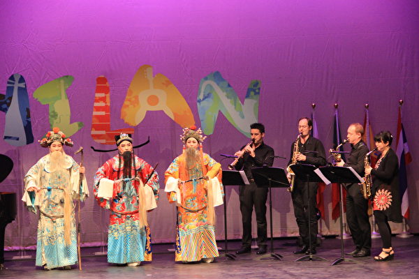 法国涅瓦萨克斯风四重奏为兰阳戏剧团伴奏歌仔戏“扮仙祈福”戏码暖场演出。（谢月琴／大纪元）