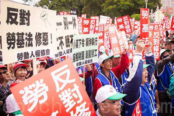 不满一例一休拟再修法，上千名劳工与多个劳工团体9日到行政院前举牌抗议。（陈柏州／大纪元）
