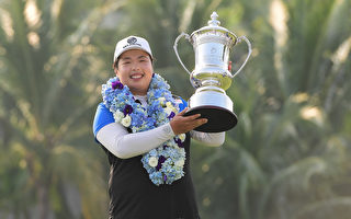 中国姑娘冯珊珊首次登上高尔夫球后宝座
