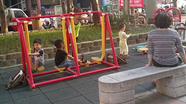 市區公園遊具多沒有使用說明，兒童遊戲中潛在危險。（黃玉燕／大紀元）