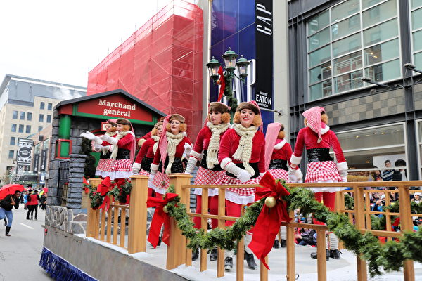 聖誕大遊行是蒙特利爾入冬前最後一個盛大的戶外活動，人們在歡快的氣氛中迎接假日季節的來臨。（易柯 / 大紀元）