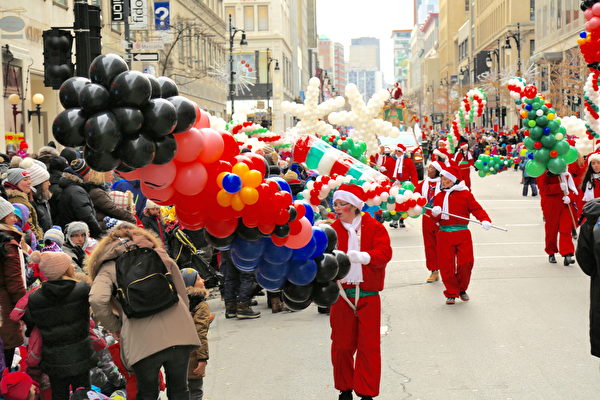 圣诞大游行是蒙特利尔入冬前最后一个盛大的户外活动，孩子们享受一年中最快乐的时光。（任乔生 / 大纪元）