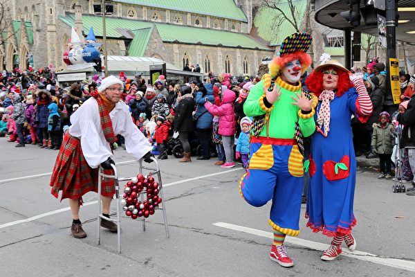 聖誕大遊行是蒙特利爾入冬前最後一個盛大的戶外活動，人們在歡快的氣氛中迎接假日季節的來臨。（易柯 / 大紀元）