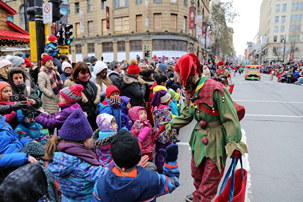 聖誕大遊行是蒙特利爾入冬前最後一個盛大的戶外活動，孩子們享受一年中最快樂的時光。（易柯 / 大紀元）
