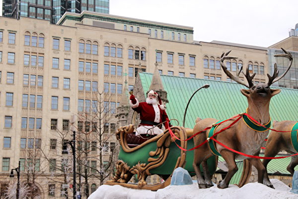 圣诞大游行是蒙特利尔入冬前最后一个盛大的户外活动，人们在欢快的气氛中迎接假日季节的来临。图为圣诞老人驾临。（易柯 / 大纪元）