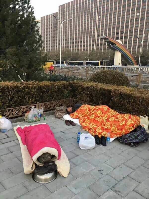 中共官方驅趕民眾後，老百姓沒地方住，只得在寒天冷凍的路上睡覺。（網絡圖片）