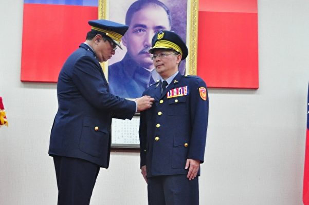 内政部警政署副署长王隆(左)为新任局长张荣兴(右)授阶。（赖月贵／大纪元）