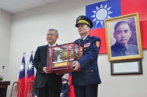 新竹县长邱镜淳(左)致赠纪念品给前警察局局长温枝发(右)。（赖月贵／大纪元）