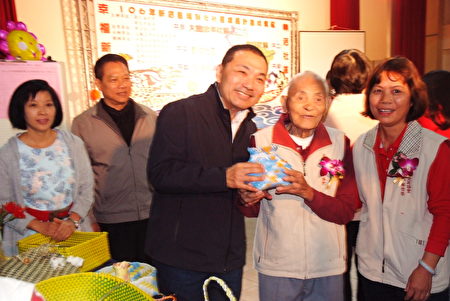 新北市副市长侯友宜称赞，大鹏社区的人瑞103岁的林来兴做的置物篮很棒。（朱孝贞／大纪元）
