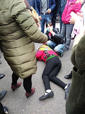 11月16日，四川廣元市蒼溪縣嘉陵江亭子口電站數百名移民到水電站所屬公司前請願，遭身穿便衣的政府人員毆打，6人被打傷。（受訪者提供）