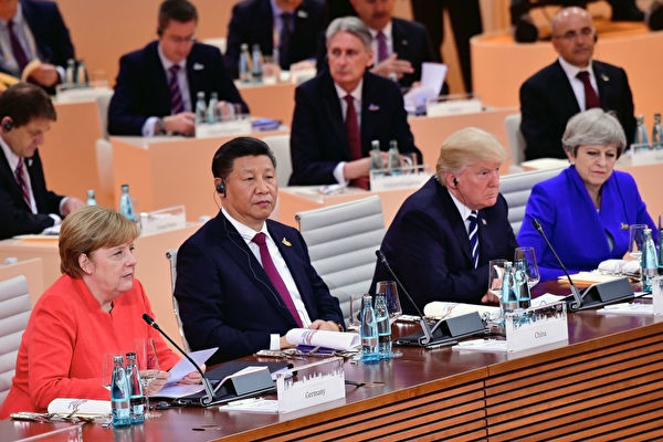 今年7月7日的G20会议上，东道主德国总理默克尔旁边是中国主席习近平、美国总统川普和英国首相梅。(Thomas Lohnes/Getty Images) 