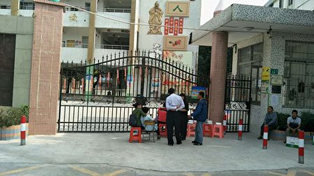 11月9日，廣東廣州市番禺區市橋東環街蔡二村同心小學發生一起6歲男生墜樓身亡事件，10日家屬到學校討說法遭警方鎮壓。（受訪者提供）