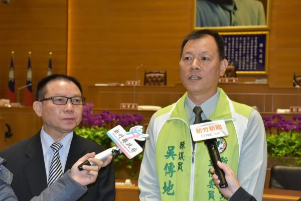 新竹县议员吴传地接受媒体采访。（赖月贵／大纪元）