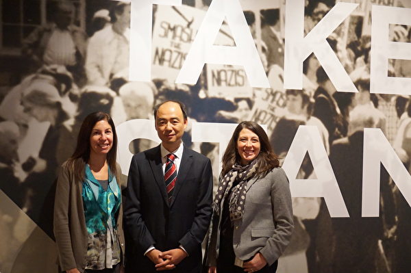 11月14日，馬軍參觀伊州大屠殺博物館Take A Stand Center，博物館總裁Susan Abrams (左)、公關經理Amanda Berrios (右) 陪同。（唐明鏡/大紀元）