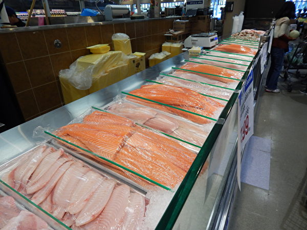 圖：Woo-Ri Mart超市西溫莎店隆重新張，新鮮蔬果肉類海鮮多種食品大優惠。（郭茗/大紀元）  