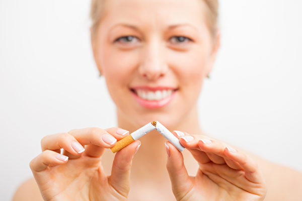 一名女子折断香烟，以示不吸烟。（Fotolia）