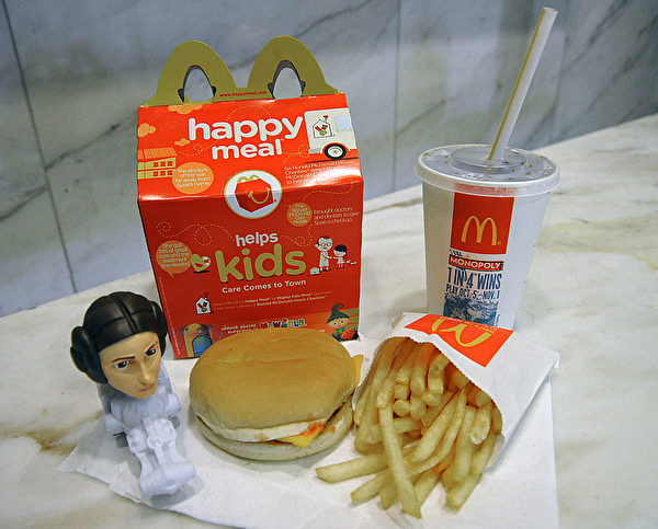 一份儿童套餐量很少，只能让一个孩童吃饱。(KAREN BLEIER/AFP/Getty Images)