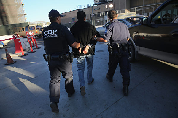 川普政府加强执法，保护边界，并且扫荡街头帮派份子、毒贩和暴力犯罪份子。(John Moore/Getty Images)