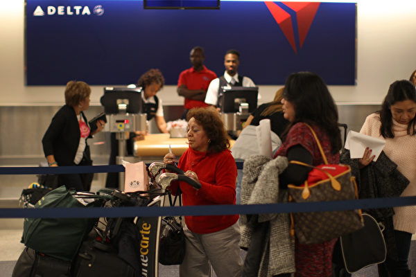 航空公司員工絕大多數都是盡心盡力地在為旅客提供服務。(David McNew/Getty Images)