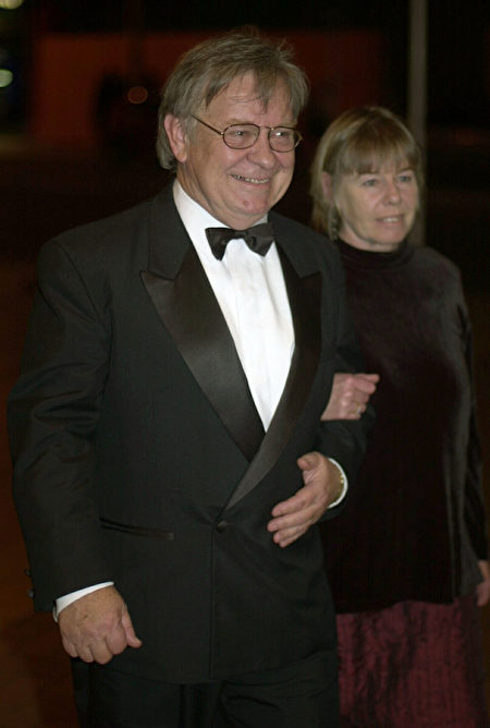新西兰表演艺术家兼导演伊恩·穆恩（Ian Mune）携妻子，参加在首都惠灵顿圣詹姆斯剧院（St James Theatre）举行的2000年Nokia新西兰电影大奖颁奖典礼。(Ross Land/Getty Images)