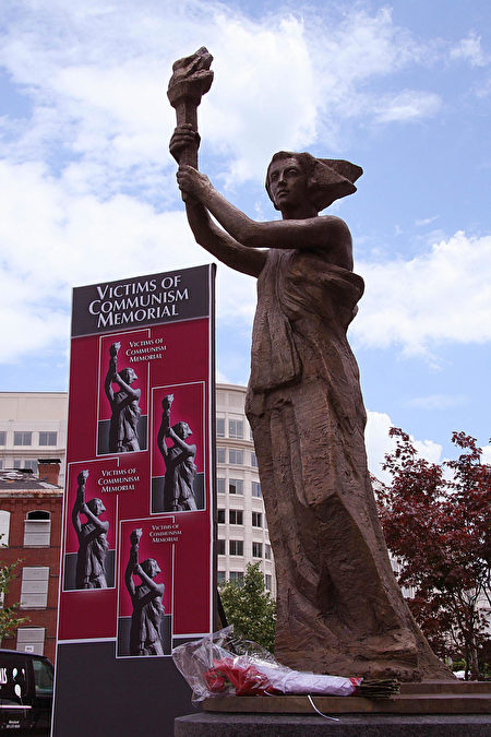 2007年6月12日，全球首個共產主義受難者紀念碑在美國首都華盛頓特區落成揭幕。这座10英尺高的古銅雕像，取材於1989年北京天安門廣場上的民主女神像。(KAREN BLEIER/AFP/Getty Images)