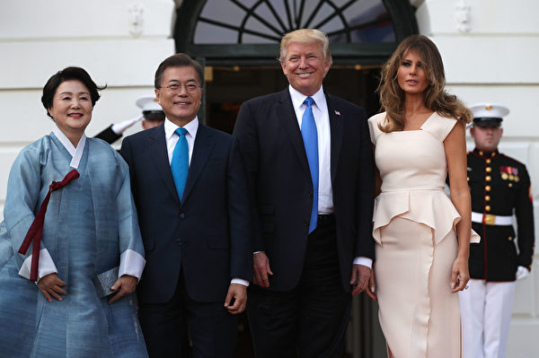 今年6月29日，韩国总统文在寅携夫人访问华府。(Alex Wong/Getty Images)