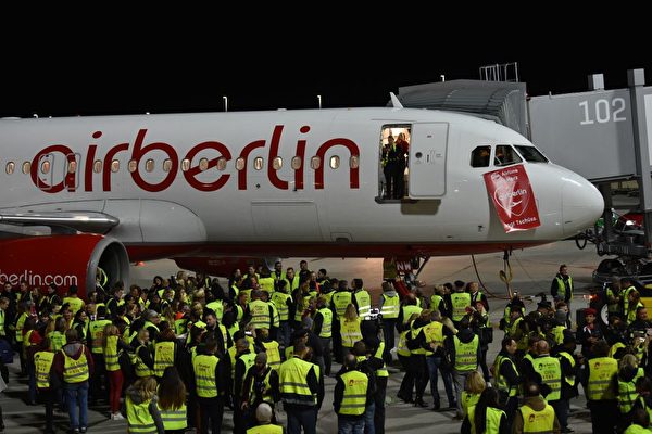 10月27日，最后一班柏林航空的班机在柏林降落，1600多人在柏林Tegel机场热情等待，他们很多人都是柏林航空的工作人员。(CHRISTOF STACHE/AFP/Getty Images)