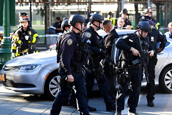 Police officers arrive at the scene following a shooting incident in New York on October 31, 2017. Multiple people were hurt in downtown Manhattan, US media reported after police confirmed that they were responding to reports of a shooting. Police said they had mobilized to the scene in Lower Manhattan and that one person was in custody, giving no further details. / AFP PHOTO / Don EMMERT (Photo credit should read DON EMMERT/AFP/Getty Images)