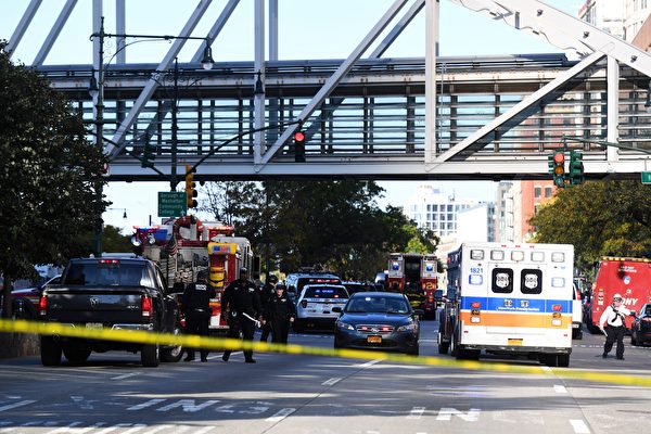 Police officers arrive at the scene following a shooting incident in New York on October 31, 2017. Several people were killed and numerous others injured in New York on Tuesday after a vehicle plowed into a pedestrian and bike path in Lower Manhattan, police said. "The vehicle struck multiple people on the path," police tweeted. "The vehicle continued south striking another vehicle. The suspect exited the vehicle displaying imitation firearms & was shot by NYPD." / AFP PHOTO / Don EMMERT (Photo credit should read DON EMMERT/AFP/Getty Images)