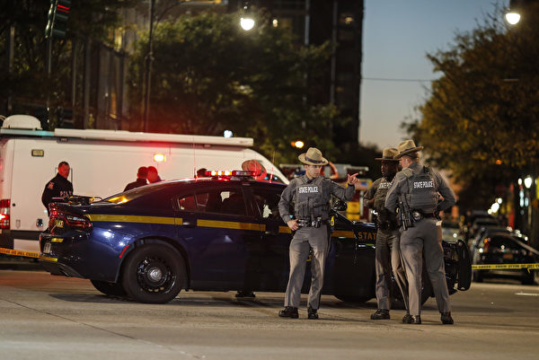 夜幕低垂，大批警察仍在现场调查。 (Photo by Kena Betancur/Getty Images)