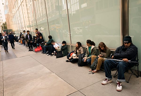 紐約果粉11月2日開始在第五大道蘋果店外排隊。(DON EMMERT/AFP/Getty Images)