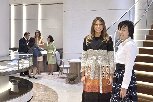 US First Lady Melania Trump (C) poses with Akie Abe (R), wife of Japan's Prime Minister Shinzo Abe, for a photo during a visit to the Mikimoto Ginza Main Store in the fashionable Ginza district of Tokyo on November 5, 2017. US First Lady Melanie Trump on November 5 got a glimpse of Japanese cultured pearls at Tokyo's glitzy shopping district while President Donald Trump played golf with Japan's Prime Minister Shinzo Abe on his first day of his Asian tour. / AFP PHOTO / POOL / David MAREUIL (Photo credit should read DAVID MAREUIL/AFP/Getty Images)