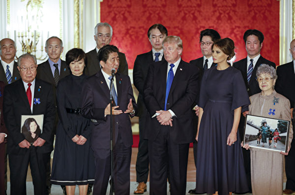 川普和第一夫人梅拉尼娅6日在东京会见日本被朝鲜绑架者的家属代表。(KIMIMASA MAYAMA/AFP/Getty Images)