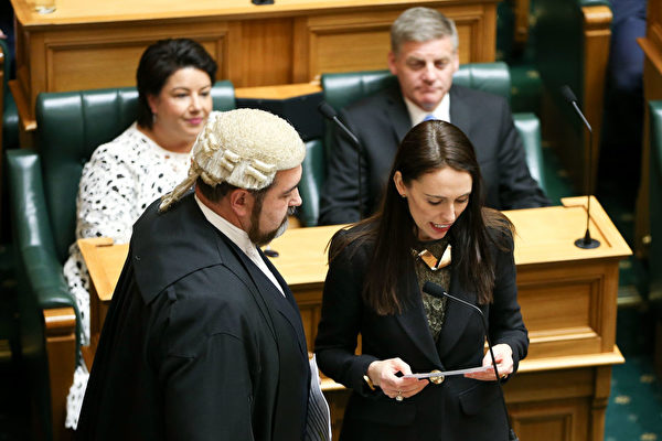 新西兰新一届（第52届）国会正式宣誓就职，总理嘉欣达·阿丹宣读誓词。(Hagen Hopkins/Getty Images)