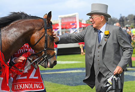 冠軍馬Rekindling的主人Lloyd Williams在賽後愛撫它。（Vince Caligiuri/Getty Images）