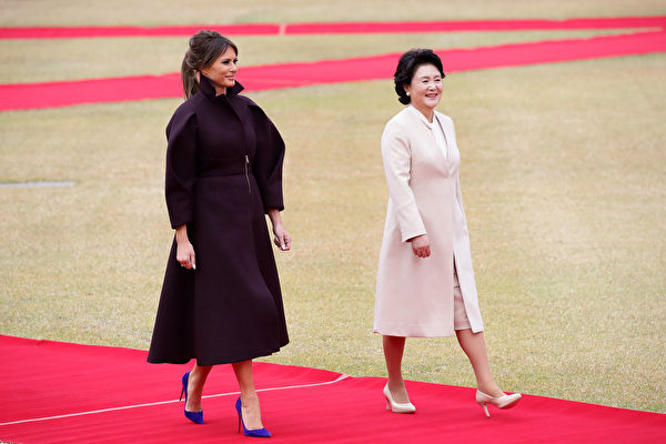 SEOUL, SOUTH KOREA - NOVEMBER 07: (L to R) U.S. First Lady Melania Trump and South Korean first lady Kim Jung-Sook walk during a welcoming ceremony held at the presidential Blue House on November 7, 2017 in Seoul, South Korea. Trump is in South Korea as a part of his Asian tour. (Photo by Chung Sung-Jun/Getty Images)