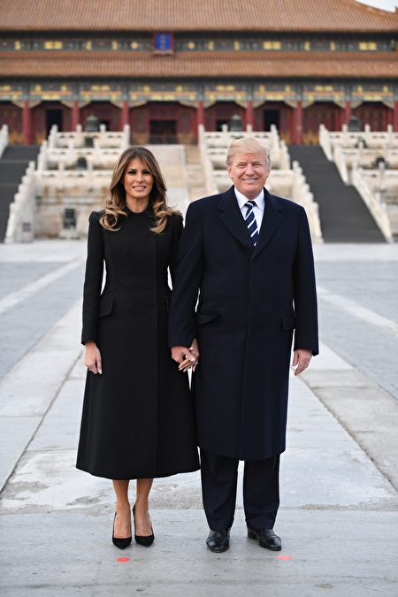 US President Donald Trump poses with First Lady Melania Trump in the Forbidden City in Beijing on November 8, 2017. US President Donald Trump arrived in Beijing on November 8 for the critical leg of his Asia tour to drum up an uncompromising, global front against the nuclear weapons ambitions of the "cruel dictatorship" in North Korea. / AFP PHOTO / Jim WATSON (Photo credit should read JIM WATSON/AFP/Getty Images)