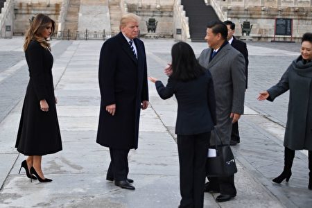 川普與夫人抵達故宮，國家主席習近平及夫人彭麗媛到場迎接。（JIM WATSON/AFP/Getty Images)