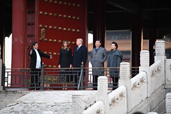 US President Donald Trump (C), First Lady Melania Trump (2nd L), China's President Xi Jinping (2nd R) and his wife Peng Liyuan take a tour of the Forbidden City in Beijing on November 8, 2017. US President Donald Trump arrived in Beijing on November 8 for the critical leg of his Asia tour to drum up an uncompromising, global front against the nuclear weapons ambitions of the "cruel dictatorship" in North Korea. / AFP PHOTO / Jim WATSON (Photo credit should read JIM WATSON/AFP/Getty Images)