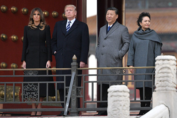 11月8日，川普夫妇抵达北京，梅拉尼娅穿上过膝黑色大衣，配黑色尖头高跟鞋，端庄而不失时尚感。（JIM WATSON/AFP/Getty Images)
