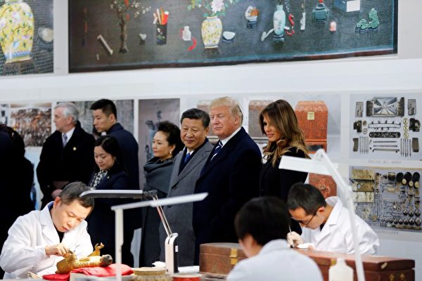 美國總統川普同第二夫人梅拉尼婭參觀故宮的文物保護科技實驗室。（JANDY WONG/AFP/Getty Images)