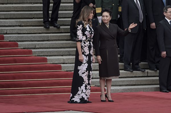 11月9日，川普夫婦與習近平夫婦見面，梅拉尼婭選擇了一條意大利品牌D&G的長裙．（FRED DUFOUR/AFP/Getty Images)