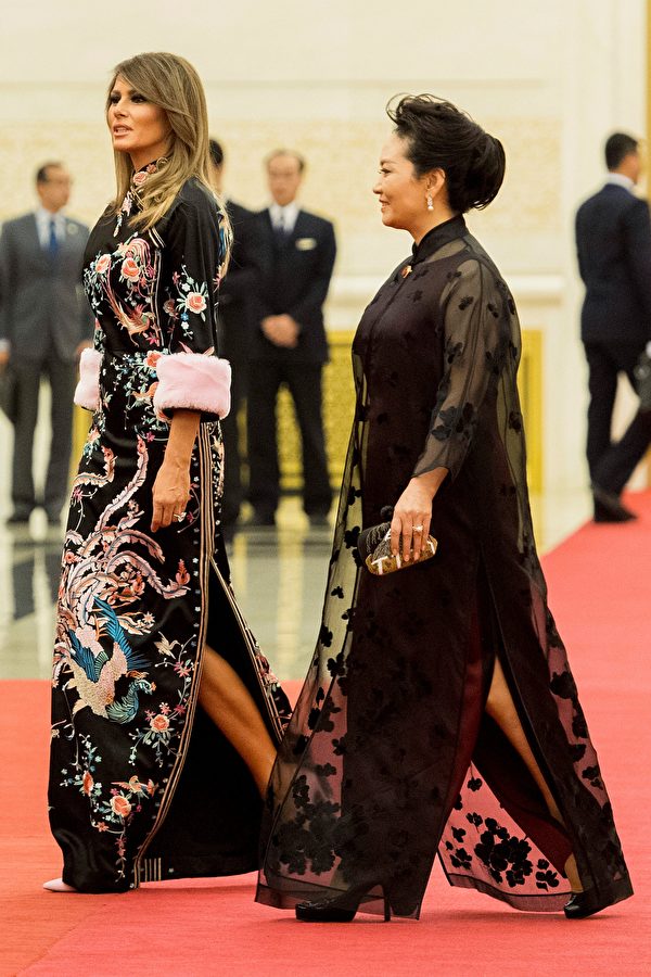 參加當晚國宴時，梅拉尼婭再穿一套典雅、富貴的長裙。（JIM WATSON/AFP/Getty Images)