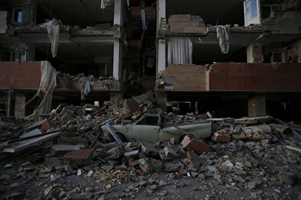 伊朗與伊拉克邊境地區發生7.3級強震，已經造成至少300多人罹難、近4000人受傷。 (POURIA PAKIZEH/AFP/Getty Images)
