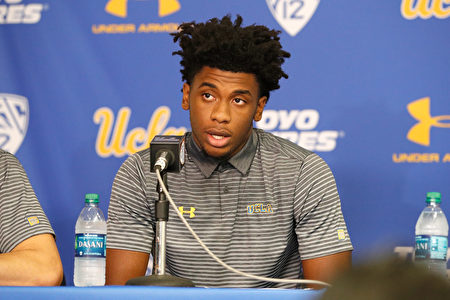 UCLA男篮球员Jalen Hill在11月15日的记者会上阅读声明。（Josh Lefkowitz/Getty Images)