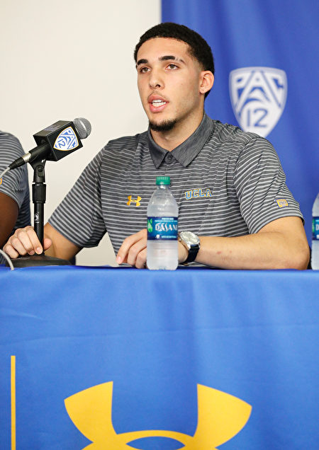 UCLA男篮球员LiAngelo Ball在11月15日的记者会上阅读声明。（Josh Lefkowitz/Getty Images)