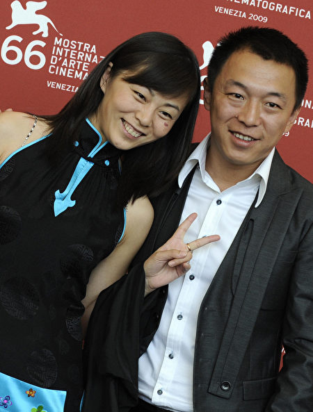 2009年，黃渤和妻子小歐出席威尼斯影展首映式。 (DAMIEN MEYER/AFP/Getty Images)