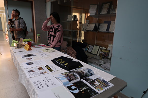 11月4日，“香港论坛”于蒙市社区服务中心(Barnes Park Service Club House)协助播映纪录片《消失的档案》，观后许多人神情肃穆。（徐绣惠／大纪元）