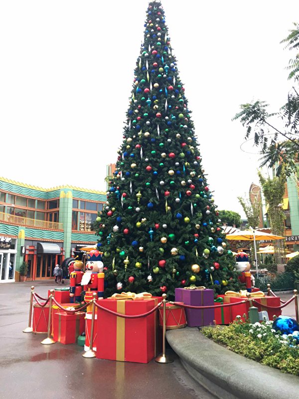 加州迪士尼乐园装饰一新的圣诞树。（姜琳达／大纪元）